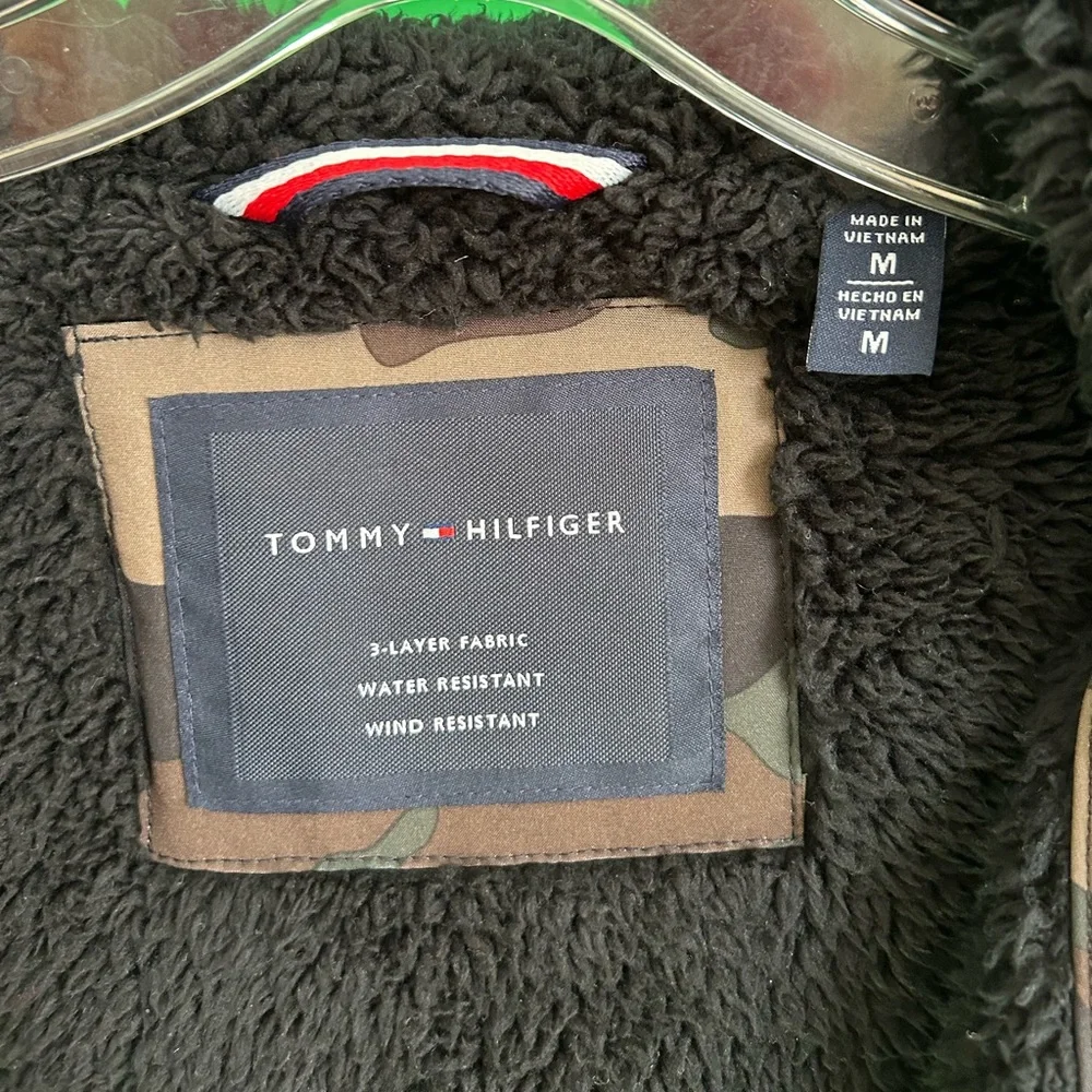 Tommy Hilfiger Camouflage Bomber Jacket. Water Resistant Wind Resistant. Size M - Picture 4 of 10